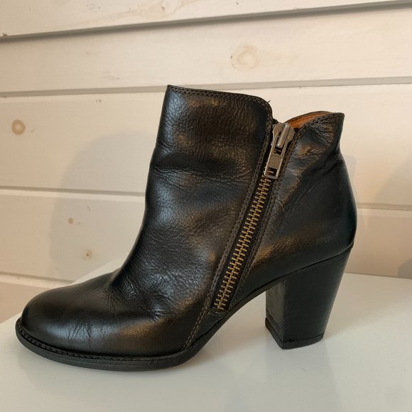 Sofft Zip-Up Ankle Boots - Picture 1 of 5